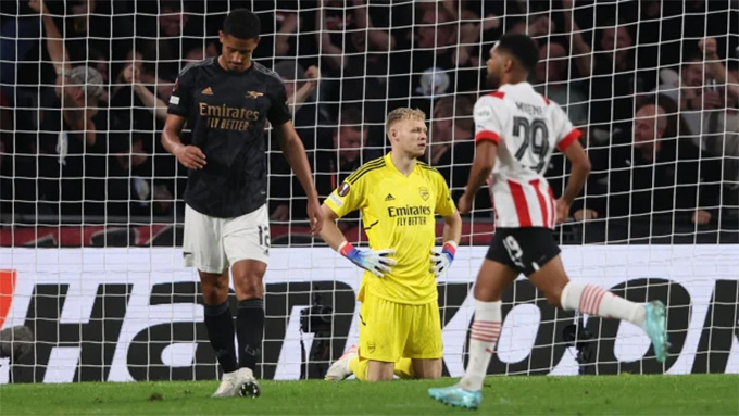 Arsenal sụp đổ trong hiệp 2 trận đấu với PSV