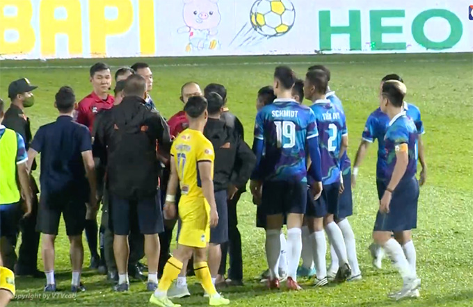 Cầu thủ Bình Định phản ứng gay gắt với trọng tài sau trận đấu 