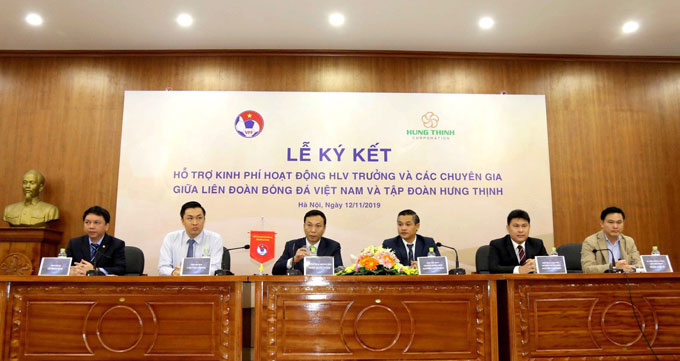 Buổi lễ ký kết hợp đồng tài trợ giữa LĐBĐ Việt Nam và tập đoàn Hưng Thịnh - ảnh: Đức Cường