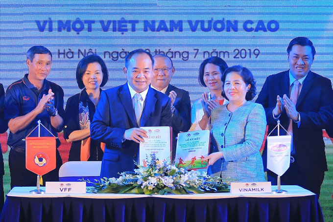 Ông Lê Khánh Hải, Chủ nhiệm Văn phòng Chủ tịch nước, cựu chủ tịch VFF, trong buổi lễ ký kết với Vinamilk - ảnh: Đức Cường