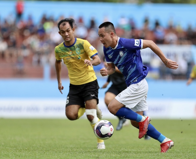 Thanh Bình (Khánh Hoà, áo xanh) đi bóng trước sự đeo bám của đối thủ. ảnh: Anh Khoa