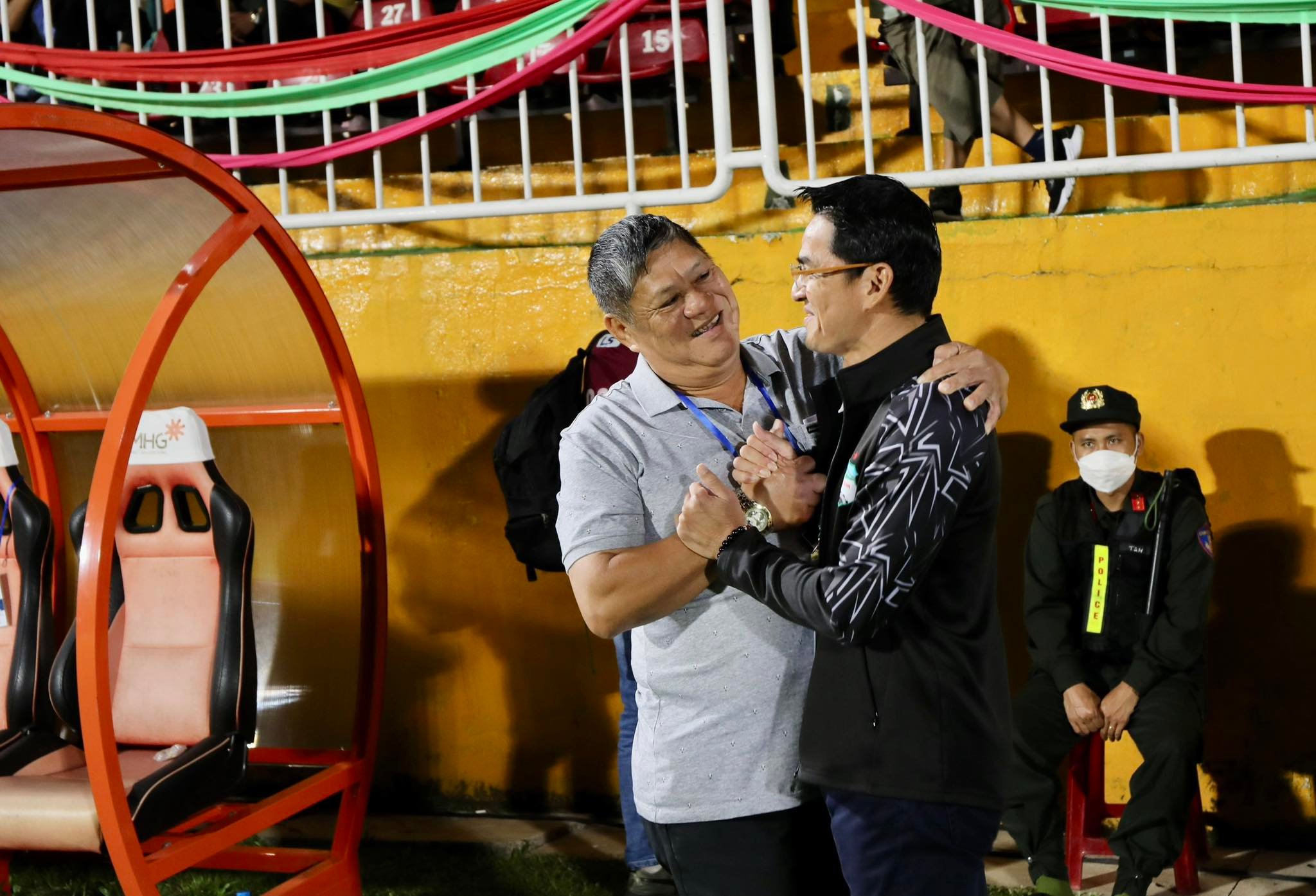 HLV Kiatisak bắt tay chủ tịch Dương Ngọc Hùng của Bình Định sau trận đấu căng thẳng trên sân Pleiku 