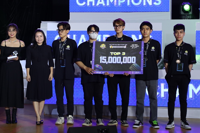 Đội tuyển anh em của VLU, Văn Lang Esports đã kết thúc giải đấu UEC mùa Thu 2022 ở hạng 3 và kiếm được 15 triệu đồng tiền thưởng