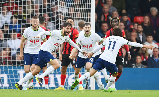 Bentancur (thứ 2 từ trái qua) ăn mừng bàn thắng ở phút 90+2 để giúp Tottenham ngược dòng đánh bại Bournemouth