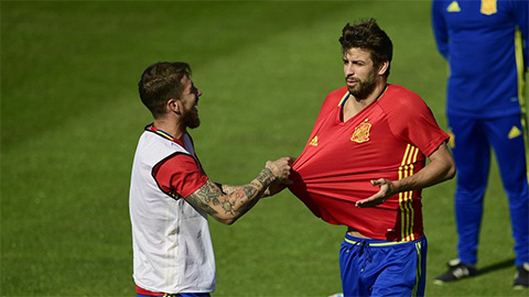 Tin giờ chót 31/10: Pique và Ramos trở lại tuyển Tây Ban Nha