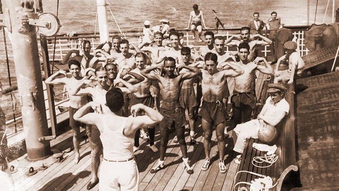 Các tuyển thủ tập thể lực trên boong tàu SS Conte Verde khi đi dự World Cúp 1930