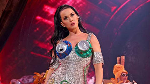 Katy Perry gây sốc với màn chớp mắt như robot