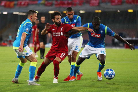 Liverpool (giữa) không dễ giành trọn 3 điểm trước Napoli