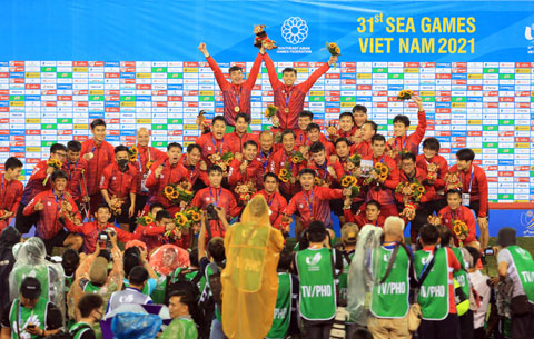 Thầy trò HLV Park Hang Seo trong giờ khắc nhận HCV SEA Games 2021  	Ảnh: Đức Cường