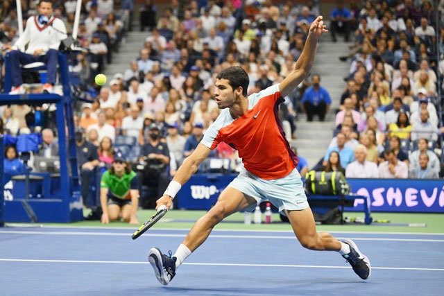 Tay vợt trẻ Carlos Alcaraz ngày càng hay sử dụng cú chặt phải như huyền thoại Roger Federer