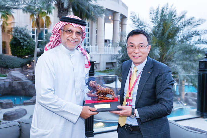 Quyền Chủ tịch VFF Trần Quốc Tuấn (phải) chuyển món quà của lãnh đạo Nhà nước Việt Nam tới Chủ tịch AFC Salman Bin Ibrahim Al-Khalifa