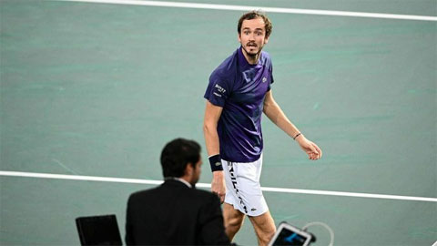 Daniil Medvedev đập vợt khi thua trận ở Paris Masters 2022