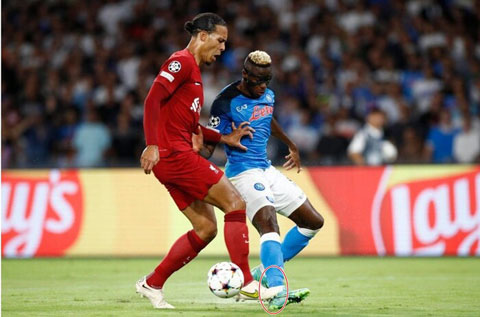 Van Dijk (trái) được chấm điểm cao thứ ba trận Liverpool - Napoli