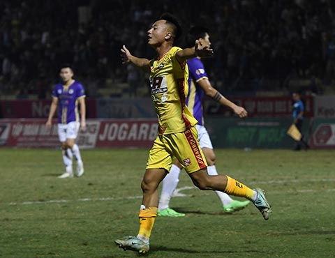 Lần đầu đá chính ở V.League, cầu thủ trẻ Thái Sơn đã ghi bàn thắng. Ảnh: Phan Tùng