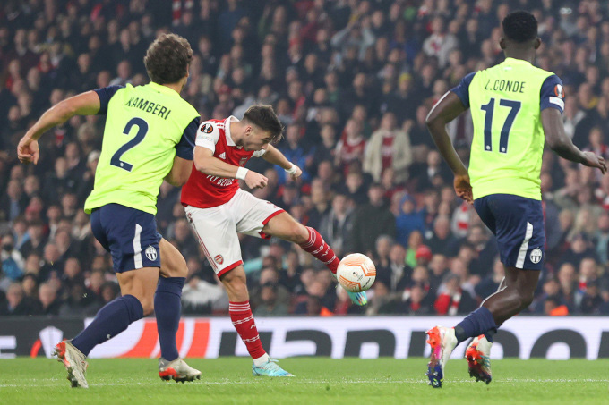 Cú sút xa đẹp mắt của Kieran Tierney giúp Arsenal nhất bảng