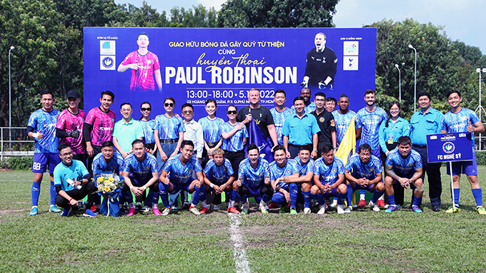 Cựu thủ môn Paul Robinson chụp hình cùng đội FC Nghệ Sỹ 