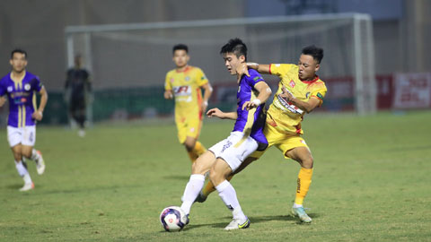 Việc Hà Nội FC (áo sẫm) bị cầm chân khiến cuộc đua vô địch càng trở nên khó lường	ảnh: PHAN TÙNG