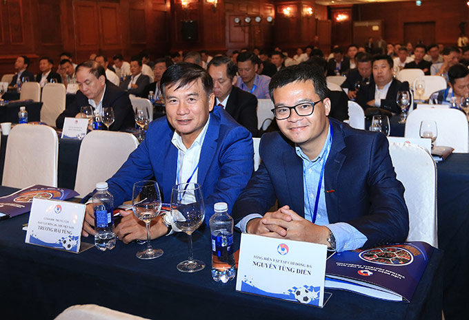 Tổng biên tập Nguyễn Tùng Điển của Tạp chí Bóng đá (bìa phải) đến dự Đại hội 