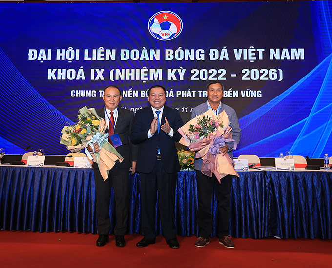 Ông Nguyễn Văn Hùng - Ủy viên BCH Trung ương Đảng, Bộ trưởng Bộ VH, TT, DL, Chủ tịch Ủy ban Olympic Việt Nam tặng hoa cho HLV trưởng Park Hang Seo và Mai Đức Chung