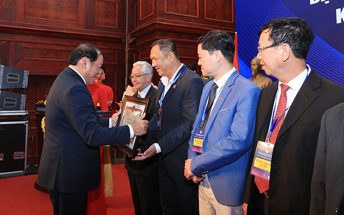 Bộ VH-TT-DL tặng Bằng khen của Bộ trưởng Bộ VH-TT-DL cho các tập thể, cá nhân và đối tác của LĐBĐVN có thành tích đóng góp xuất sắc cho bóng đá Việt Nam trong nhiệm kỳ 2018- 2022. 