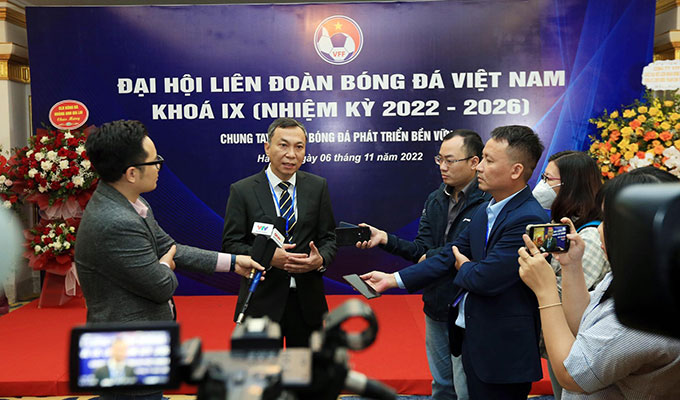 Chủ tịch VFF Trần Quốc Tuấn không giấu được xúc động khi được tín nhiệm vào chức danh Chủ tịch LĐBĐ Việt Nam - Ảnh: Đức Cường 