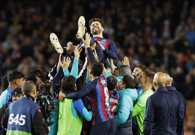 Các cầu thủ Barca tung hô người đội trưởng danh dự Gerard Pique sau trận đấu với Almeria