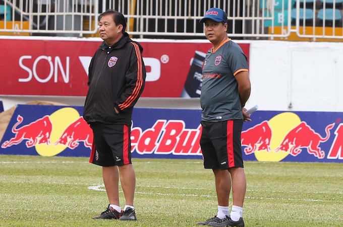 HLV Đặng Trần Chỉnh và trợ lý Nguyễn Thanh Sơn trong một trận đấu trên sân Pleiku