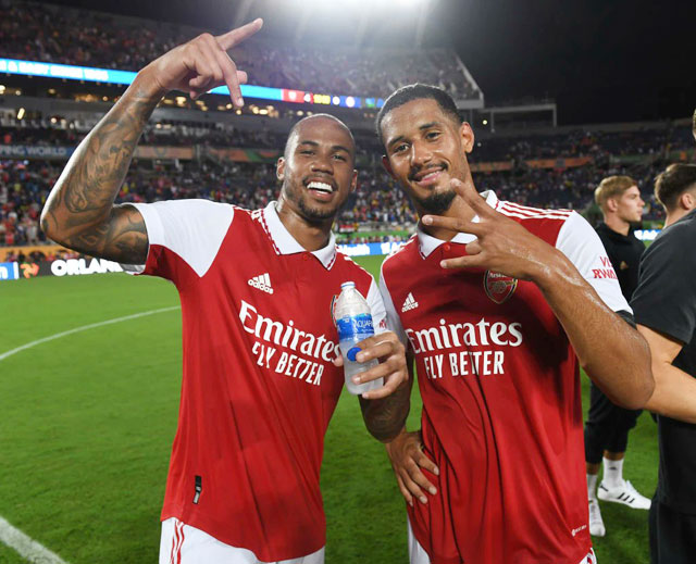 Gabriel (trái) và Saliba đang là "bức tường thép" của Arsenal