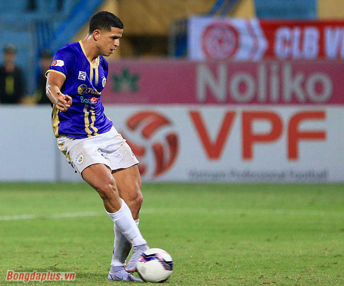 Lucao đệm bóng dễ dàng ghi bàn duy nhất cho Hà Nội FC 