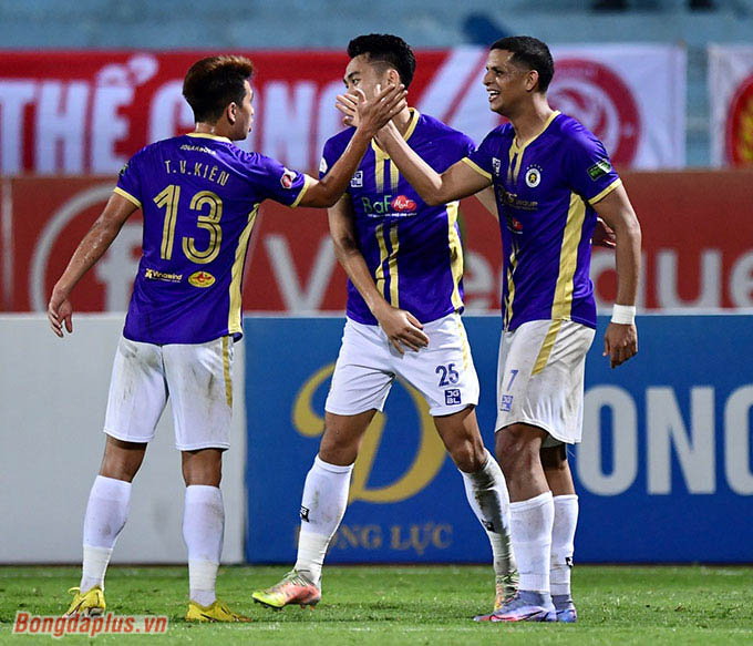 Hà Nội FC chỉ còn cách chức vô địch V.League đúng 1 điểm nữa 
