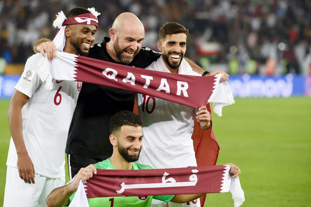 Felix Sanchez (giữa) từng đưa Qatar vô địch Asian Cup 2019