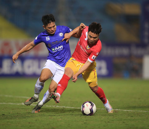 HL Hà Tĩnh (phải) đang có hơn chục cầu thủ gặp chấn thương trước 2 vòng đấu cuối của V.League 2022                     Ảnh: ĐỨC CƯỜNG