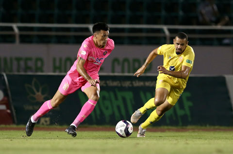 Nam Định (phải) sẽ phải giành kết quả khả quan trước Sài Gòn FC nếu muốn trụ hạng 	 Ảnh: QUỐC AN