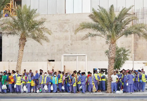 Hàng nghìn công nhân xếp hàng chờ ra về sau một ngày lao động ở tháp Katara