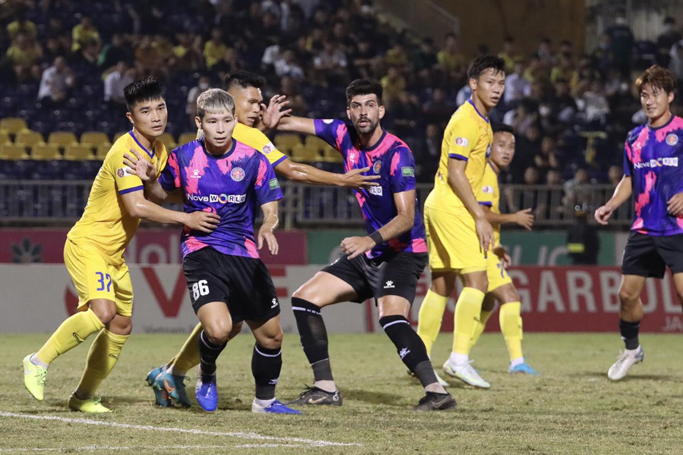 Sài Gòn FC gặp khó khăn ở thời điểm phải đua trụ hạng V.League với Hồng Lĩnh Hà Tĩnh, Nam Định