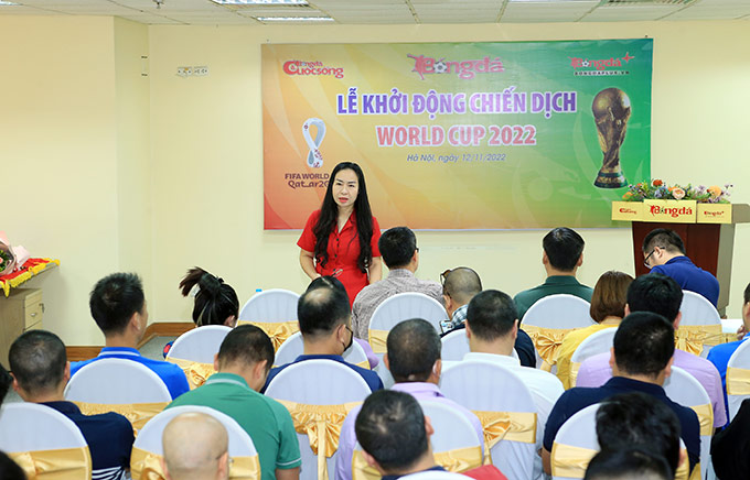 Phó Tổng biên tập Thạc Thị Thanh Thảo chia sẻ với các phóng viên, biên tập viên, công nhân viên tòa soạn