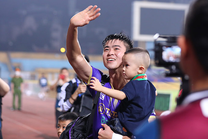 Duy Mạnh bế con trai cảm ơn người hâm mộ Hà Nội FC 