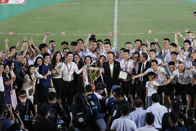 Bầu Hiển chứng kiến chức vô địch V.League đầu tiên mà con trai có được khi làm chủ tịch Hà Nội FC 
