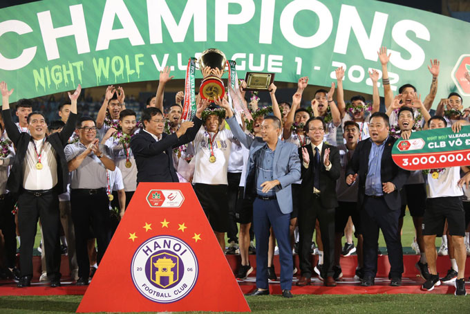 Các cầu thủ Hà Nội FC ăn mừng chức vô địch