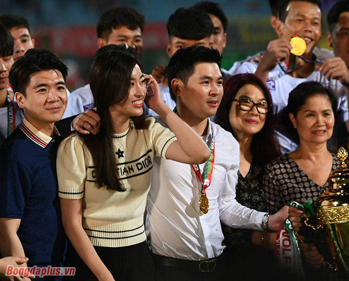 Khoảnh khắc thân mật hiếm hoi trên sân Hàng Đẫy giữa Chủ tịch Đỗ Vinh Quang - Hà Nội FC và vợ mới cưới là hoa hậu Đỗ Mỹ Linh