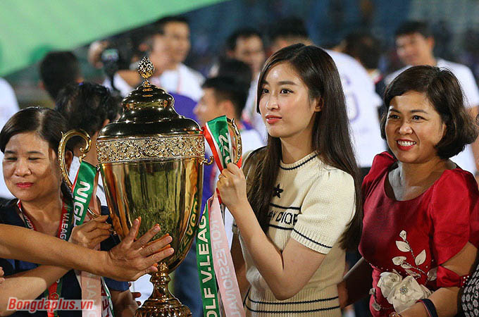 Đỗ Mỹ Linh lần đầu xuất hiện theo dõi một trận bóng đá của Hà Nội FC sau khi làm dâu nhà bầu Hiển. Cô lập tức chiếm tâm điểm truyền thông bởi sự nhã nhặn, thanh lịch và vẻ đẹp thanh tú 