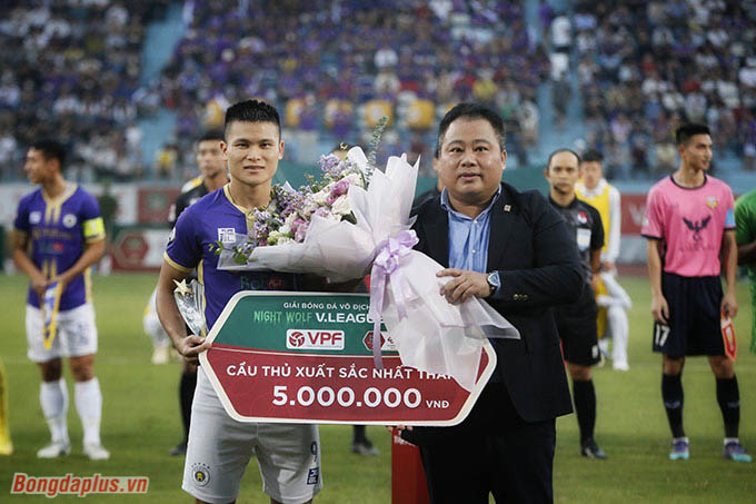 Trước trận đấu, tiền đạo Phạm Tuấn Hải được trao giải Cầu thủ xuất sắc nhất tháng 10