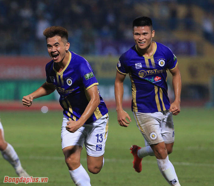 Văn Kiên ghi bàn ấn định thắng lợi 2-0 của Hà Nội FC trước Hồng Lĩnh Hà Tĩnh 