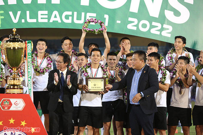 Đội trưởng Nguyễn Văn Quyết cùng toàn đội Hà Nội FC ăn mừng 