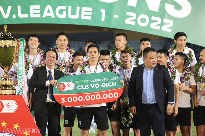 Hà Nội FC nhận 3 tỷ đồng tiền thưởng từ BTC giải 