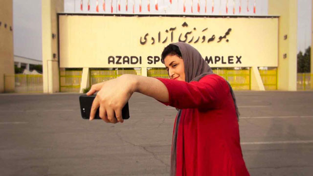 Zahra Khoshnavaz chụp ảnh check-in ở SVĐ, điều đã khiến cô phải trả giá nặng nề với án tù và phạt tiền