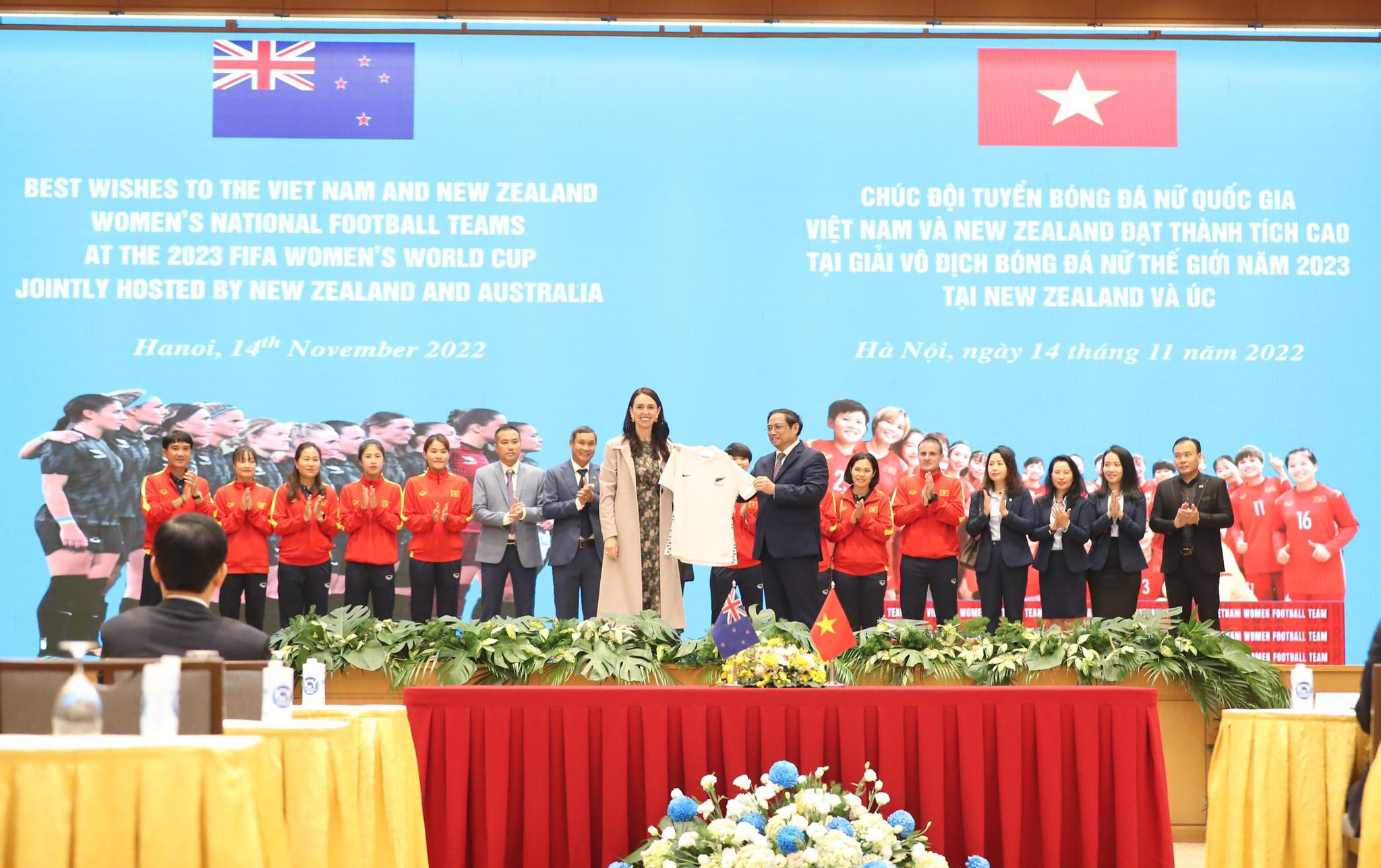 Thủ tướng New Zealand Jacinda Arden trao áo đấu ĐT New Zealand cho Thủ tướng Phạm Minh Chính - Ảnh: Thùy Linh 