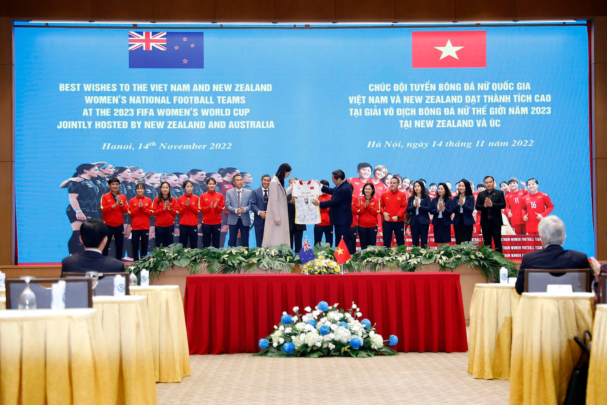 Thủ tướng Phạm Minh Chính trao áo đấu ĐT Việt Nam cho Thủ tướng New Zealand Jacinda Ardern - Ảnh: Thùy Linh 