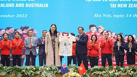 Thủ tướng Phạm Minh Chính và Thủ tướng New Zealand giao lưu với ĐT nữ Việt Nam