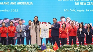 Thủ tướng Phạm Minh Chính và Thủ tướng New Zealand giao lưu với ĐT nữ Việt Nam